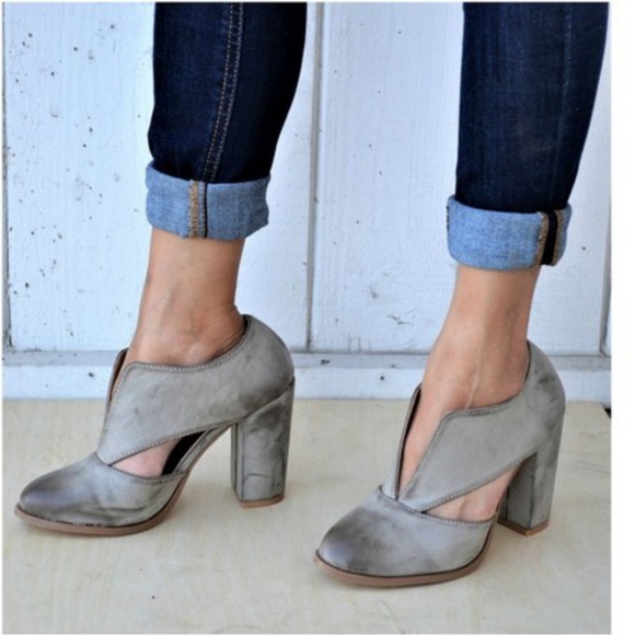 lo_dellboutique Shoes - ⭐ LAST 1 ⭐Grey Distressed Booties